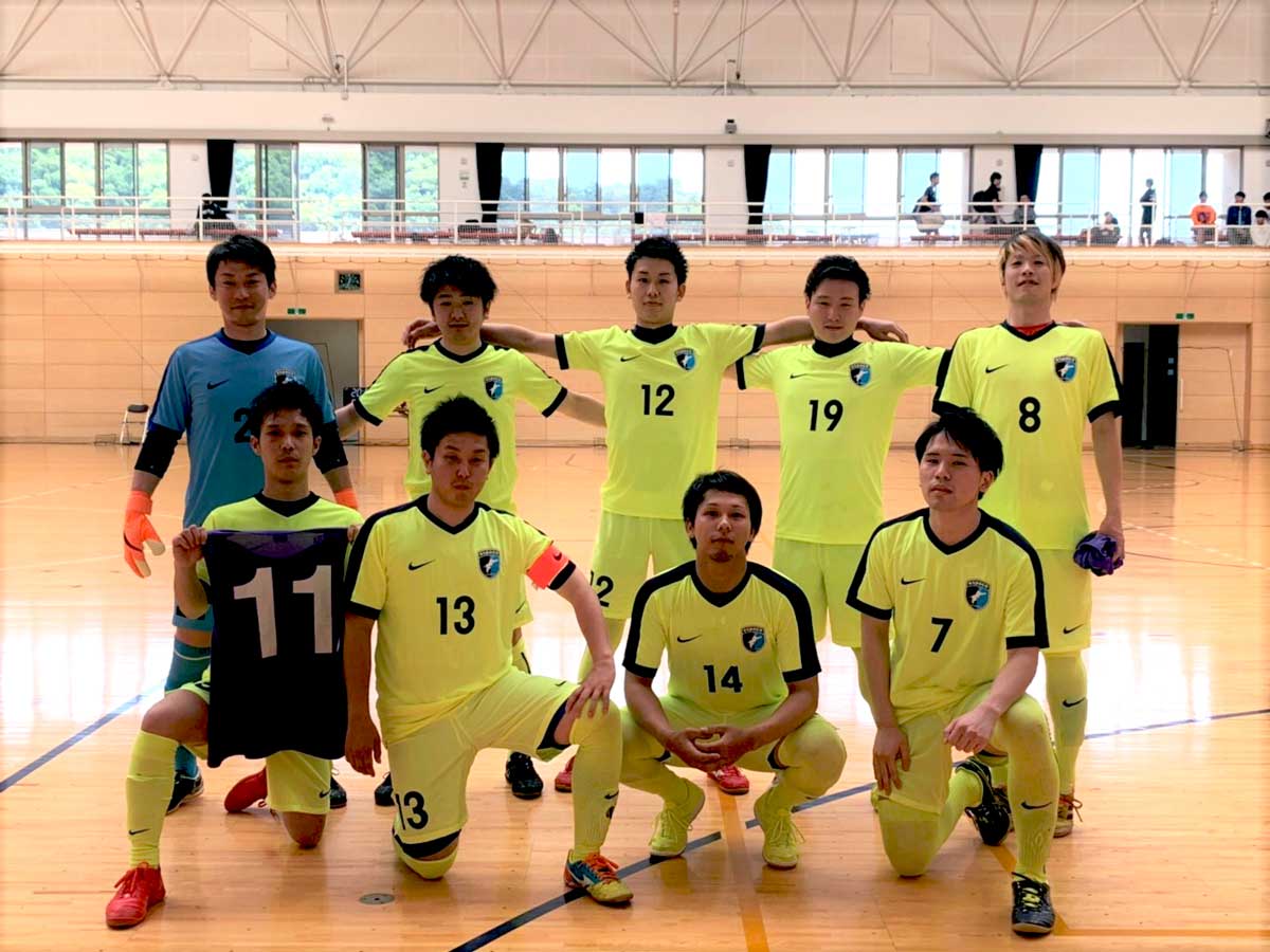 前列、右端の7番
